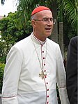 Kardinaal Tarcisio Bertone in witte soutane en rode kalot