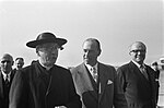 Kardinaal Alfrink in 1960 met galero