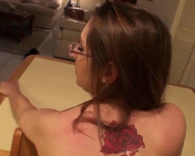 Une nerd sexy tatouée défoncée dans la cuisine