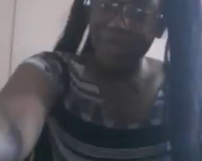 Une fille nerd black qui twerk en vidéo