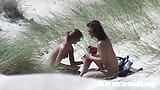 Des adolescentes lesbiennes sur la plage snapshot 11