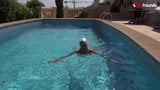 Blonde MILF gibt Blowjob am Pool im Urlaub  - Sexfreunde.com snapshot 17