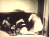 Zwei grobe Mädchen lutschen den Schwanz eines runden Mannes (1950er Jahre Retro) snapshot 2