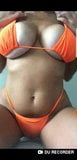 Dicke Titten, orange Bikini snapshot 2