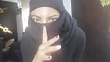 Real esposa árabe amateur cachonda chorreando en su niqab se masturba mientras su marido está orando - hijab porn snapshot 3