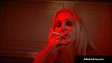 Mega-MILF Julia Ann kriegt beim Rauchen tief einen Schwanz in POV snapshot 3