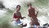 Des adolescentes lesbiennes sur la plage snapshot 4