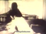 Zwei grobe Mädchen lutschen den Schwanz eines runden Mannes (1950er Jahre Retro) snapshot 10