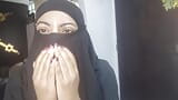 Real esposa árabe amateur cachonda chorreando en su niqab se masturba mientras su marido está orando - hijab porn snapshot 1