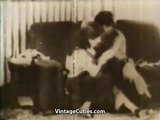 Возбужденная шлюшка занимается сексом со своим другом (винтаж 1950-х) snapshot 3