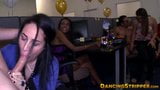 Wilde CFNM-Party mit Amateuren, die einen Stripper lutschen und ficken snapshot 9