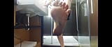 Herrin wäscht ihre dreckigen Füße snapshot 3