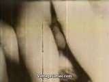 Возбужденная шлюшка занимается сексом со своим другом (винтаж 1950-х) snapshot 9