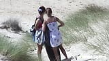 Des adolescentes lesbiennes sur la plage snapshot 3