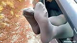 Göttin fuß necken in grauer undurchsichtiger strumpfhose im auto snapshot 4