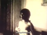 Zwei grobe Mädchen lutschen den Schwanz eines runden Mannes (1950er Jahre Retro) snapshot 6