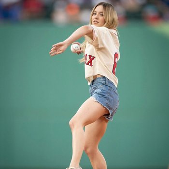 Die blonde Sydney Sweeney wirft den ersten Wurf bei einem Spiel der Red Sox