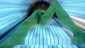 Abonniert 260 Hot Horny Girl Masturbates In Public Solarium...