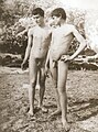 M 0493 A recto. Due giovani in piedi su una spiaggia. / Two youths standing on a beach. Cm 18x24.