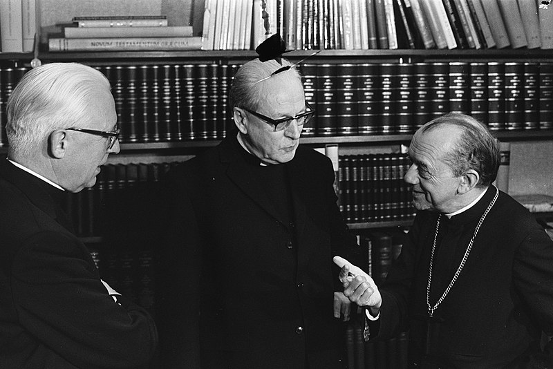 File:Mgr. Don Hélder Câmara (rechts) bij kardinaal Alfrink (midden), Utrecht, Bestanddeelnr 923-5560.jpg