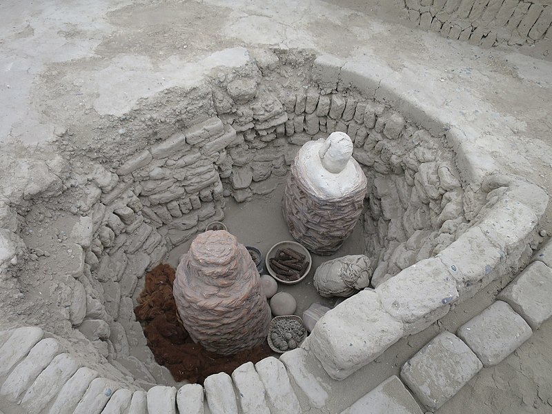 File:Ceremonial pit at Huaca Pucllana.jpg