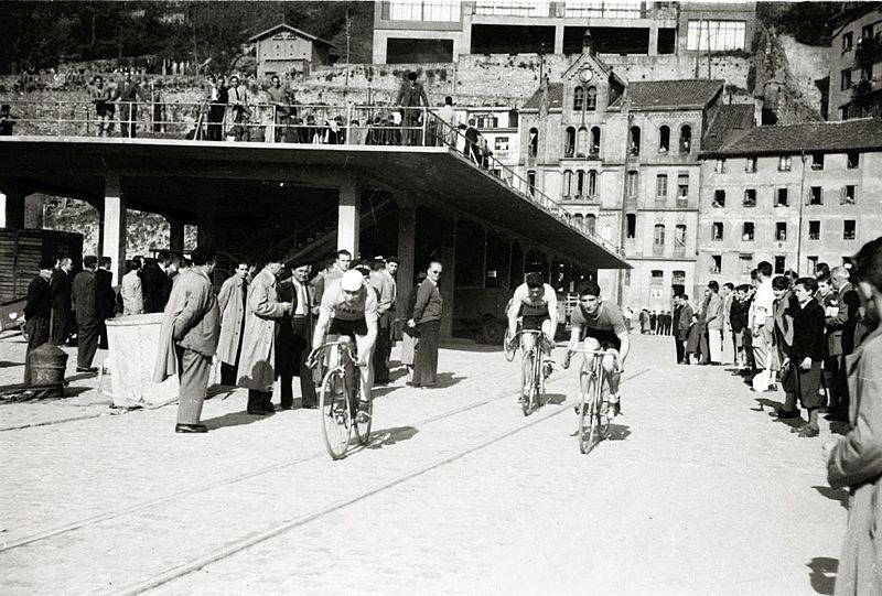 File:Celebración de una prueba de ciclocross en San Sebastián (9 de 23) - Fondo Marín-Kutxa Fototeka.jpg