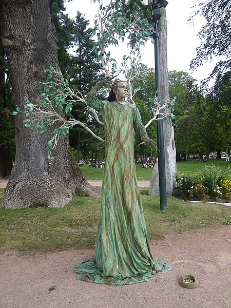 File:" arbre humain " a annecy aout 2012 - panoramio (1).jpg