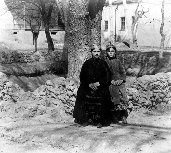 File:Jewish girls Samarkand 1900s.jpg