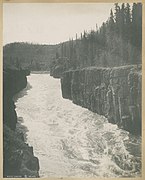 Miles Canyon on Yukon River, ca. 1899 - DPLA - 7e28c189726275998a0ae9553c5fcfb0.jpg