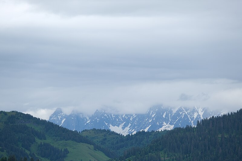 File:Mont Blanc dans les nuages @ La Giettaz (51294491690).jpg