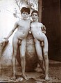 M 1118. Due ragazzi nudi davanti a una giara / Two naked boys standing in front of a giara vase. Cm 17x23.