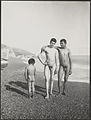 ? 1355. Due giovani e un bimbo accanto al mare. / Two youths and a child by the seaside.