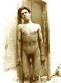 M 3007. Giovane nudo davanti a una porta. / Youth, standing naked. Cm 18x24.