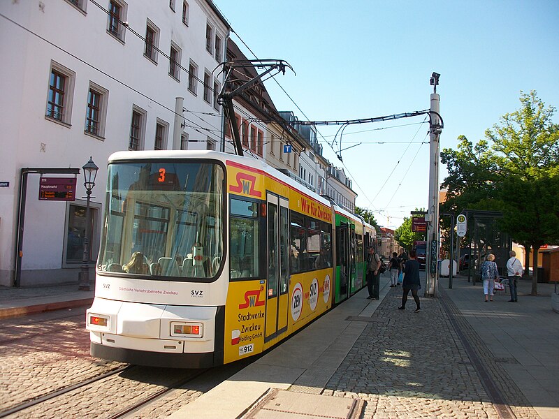 File:Zwickau, Straßenbahnhaltestelle Hauptmarkt.jpg