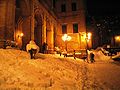 Vista notturna del teatro "La Vittoria" e della scalinata del Municipio coperta di neve