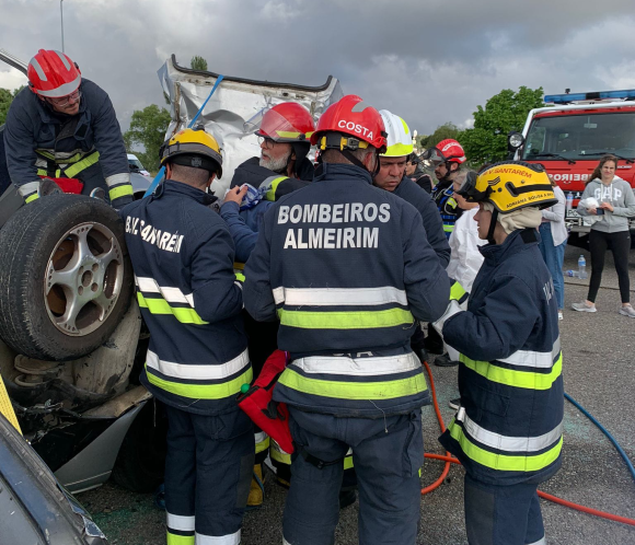 Bombeiros de Almeirim participam em simulacro de acidentes rodoviários na Escola Superior de Saúde de Santarém