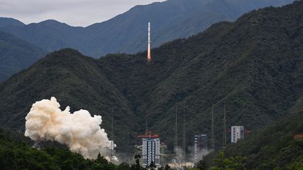 Une fusée Longue Marche 2-C décolle de la base de Xichang (Chine) avec un satellite de conception franco-chinoise à son bord, le 22 juin 2024. (ADEK BERRY / AFP)