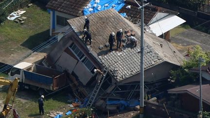 Une vue aérienne montre une maison qui s'est effondré à Osaki, au Japon, après un séisme survenu le 8 août 2024. (KOTA KIRIYAMA / YOMIURI / AFP)