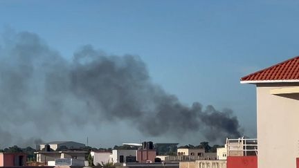 Une capture d'écran de l'AFPTV montre de la fumée dans le ciel de Bamako après les attaques du 17 septembre. (- / AFPTV)