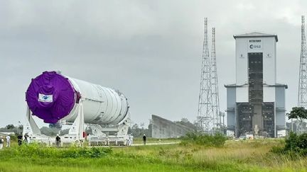 Transport d'une partie de la fusée Ariane 6 sur son pas de tir à Kourou. (JEAN-GILLES ASSARD / GUYANE LA 1ERE)