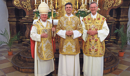 Diakon Ewald Nathanael Donhoffer (Mitte) mit Abt Lukas Dikany (rechts) und Bischof Manfred Scheuer (links).    