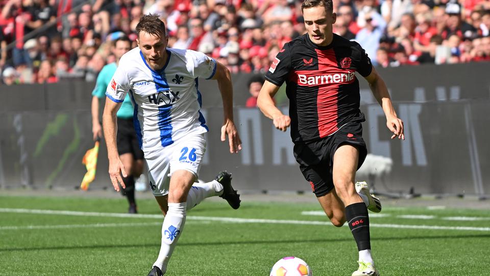 Matthias Bader von Darmstadt 98 gegen Florian Wirtz von Bayer Leverkusen