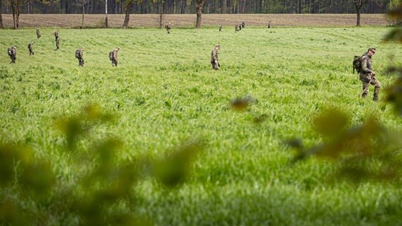 Soldaten der Bundeswehr suchen auf einem Feld bei Elm nach dem vermissten Arian © dpa 