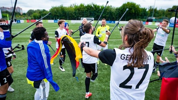 Jubel bei den Spielern der deutschen Amputierten-Nationalmannschaft © picture alliance / Ralf Kuckuck | Ralf Kuckuck 