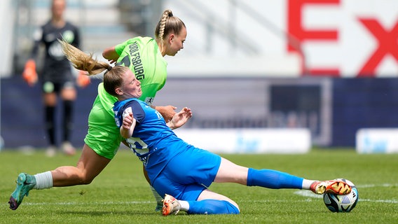 Sarah Schulte (l.) vom SV Meppen im Spiel gegen den VfL Wolfsburg II in Aktion © IMAGO / Werner Scholz 