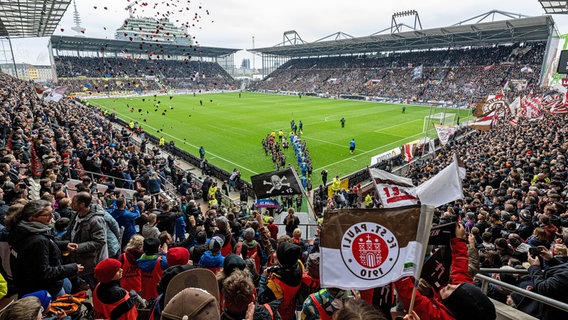 Fans im Millerntor-Stadion des FC St. Pauli © Witters 