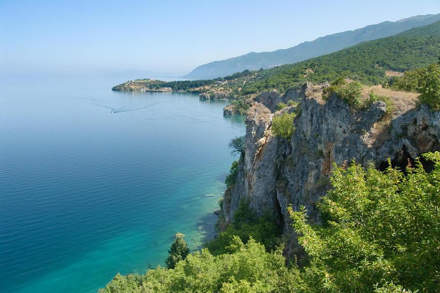 de_steile_oever_meer_van_Ohrid_-_shutterstock-ollirg.jpg