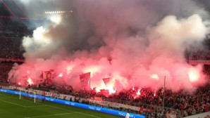 Minutenlang zündelten die Fans des FC Bayern München zu Beginn des Spiels gegen den FC Arsenal.