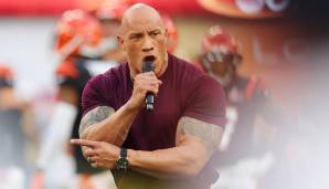 Die Spieler waren schon auf dem Feld, da gab sich Dwayne "The Rock" Johnson noch kurz die Ehre und schwor alle Beteiligten auf eine spektakuläre Show ein: "FINALLY .... IT IS TIME FOR THE SUPER BOWL!"