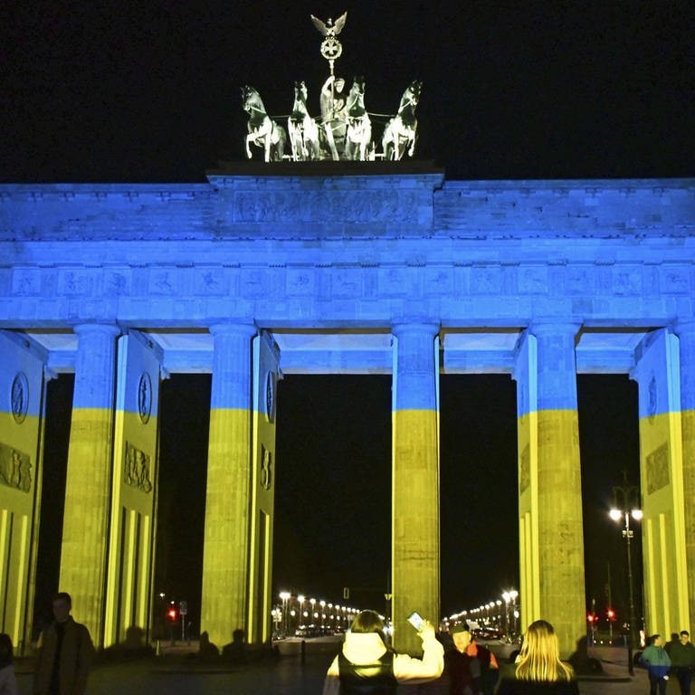 Das Brandenburger Tor in Berlin leuchtet in den Farben der Ukraine (Foto: IMAGO, IMAGO / Kyodo News)